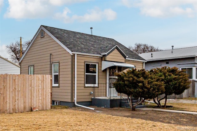 view of front of property with a front yard