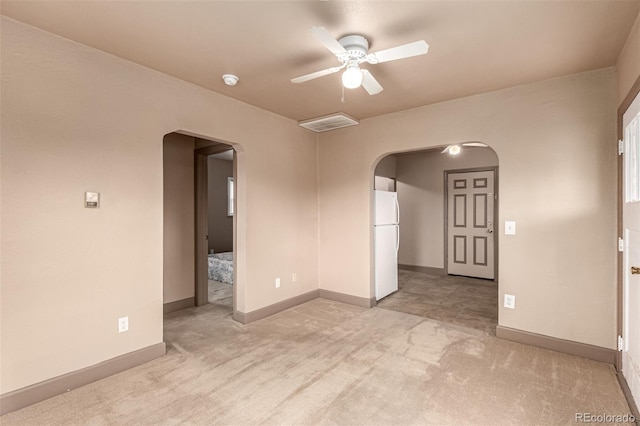 carpeted empty room featuring ceiling fan