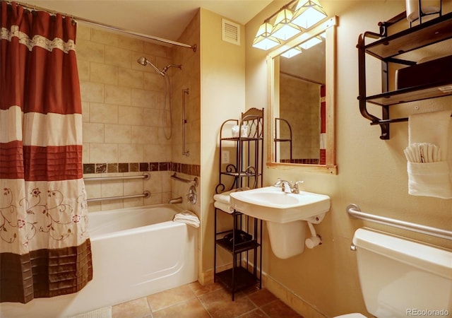 full bath featuring shower / tub combo with curtain, visible vents, toilet, baseboards, and tile patterned floors