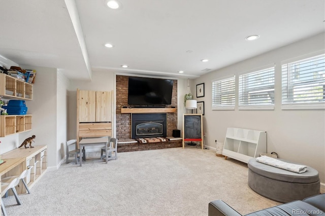 carpeted living area featuring recessed lighting and baseboards