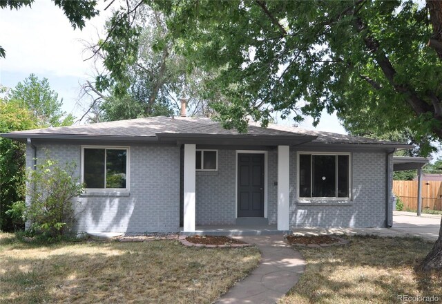 ranch-style home featuring a front lawn