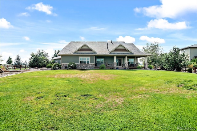 craftsman inspired home featuring a front lawn