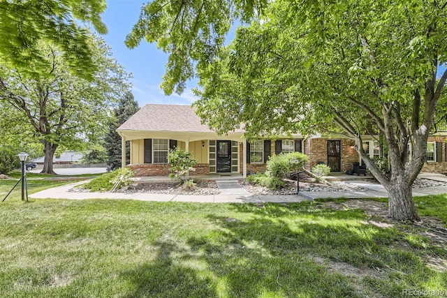 view of front of property featuring a front lawn