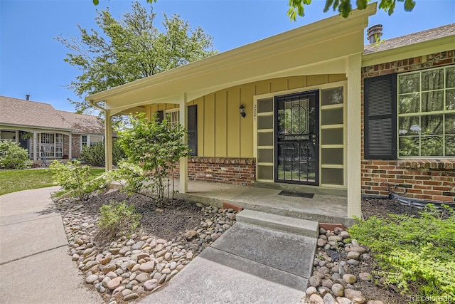 property entrance featuring a porch