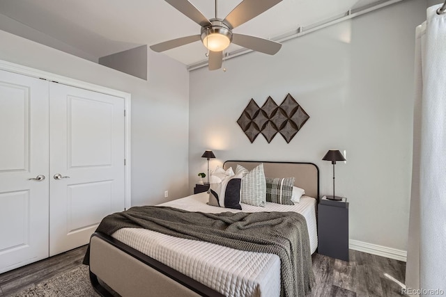 bedroom featuring ceiling fan, dark hardwood / wood-style flooring, and a closet