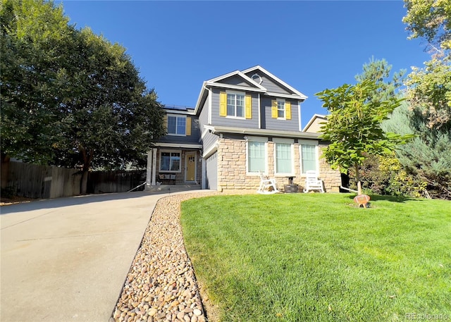 view of front facade featuring a front lawn