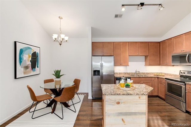 804 Summer Hawk Dr Unit 7301, Longmont, CO 80504 - kitchen featuring vaulted ceiling, appliances with stainless steel finishes, a sink, and visible vents