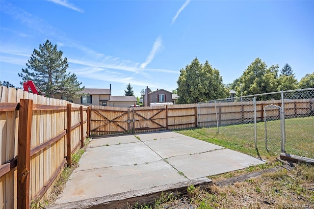 18527 E Kansas Pl, Aurora, CO 80017 - fenced backyard with a patio area