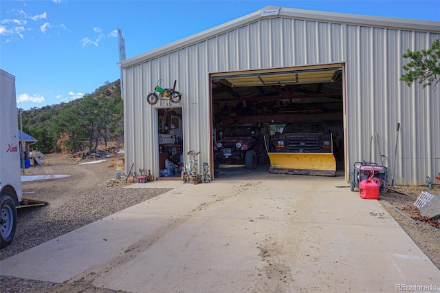 detached garage featuring concrete driveway