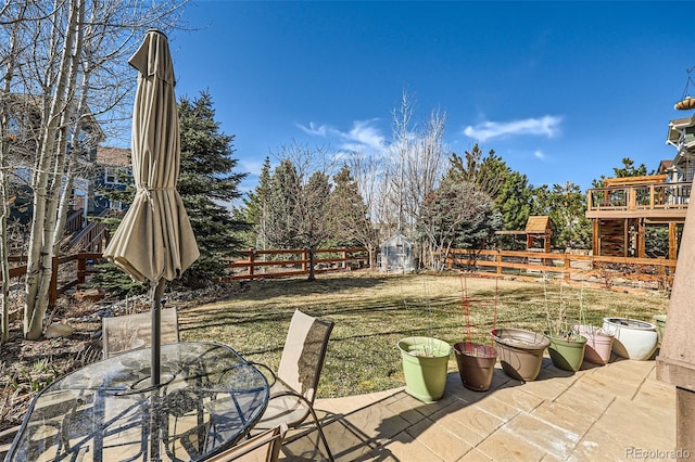 view of yard featuring outdoor dining space, a patio area, and a fenced backyard