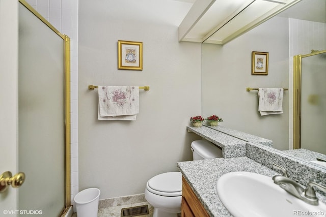 full bath with toilet, vanity, visible vents, baseboards, and a shower stall