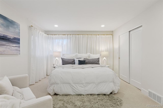 bedroom with a closet, visible vents, carpet flooring, and recessed lighting