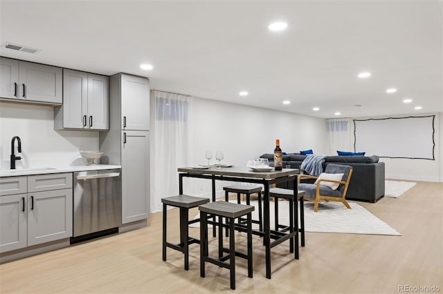 dining space with visible vents, light wood-style flooring, and recessed lighting