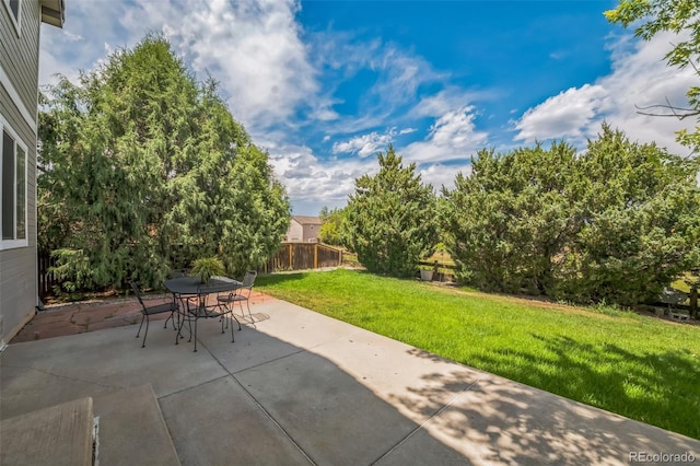 4807 Fenwood Dr, Highlands Ranch, CO 80130 - fenced backyard featuring a patio area and outdoor dining area