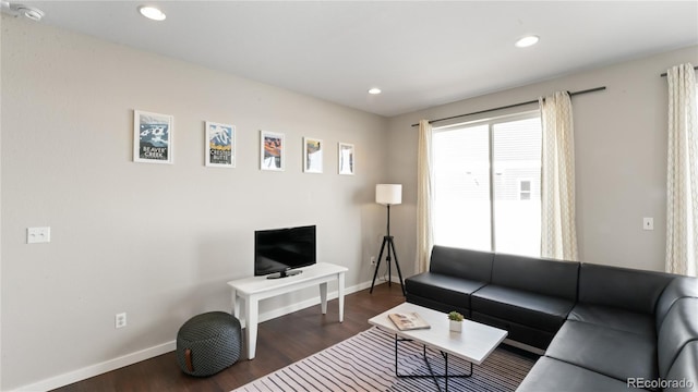 living room with dark wood-style floors, recessed lighting, and baseboards