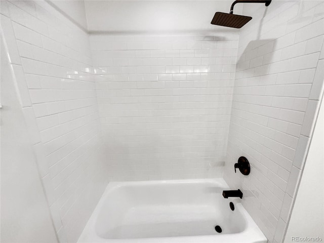 bathroom with tiled shower / bath