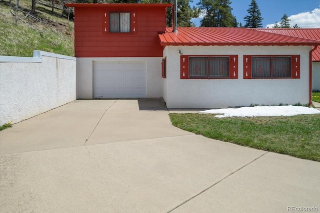 view of front of property featuring a garage