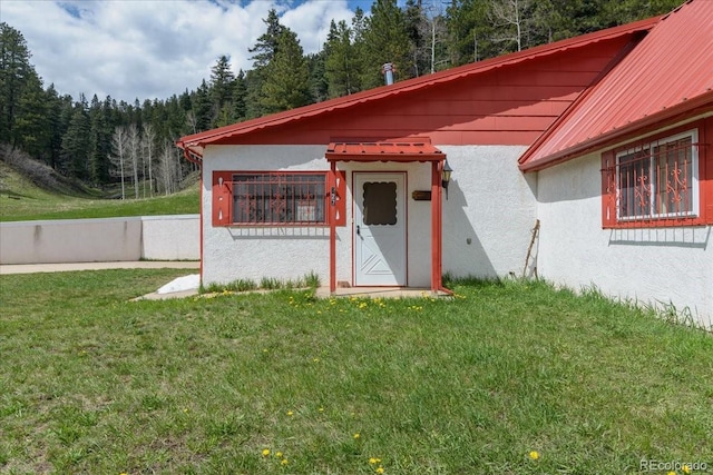 view of front of property featuring a front lawn