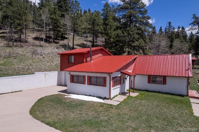 view of front of house with a front yard