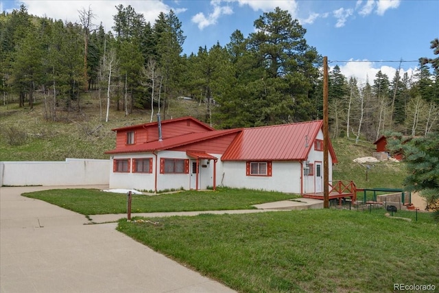 view of front of property with a front yard