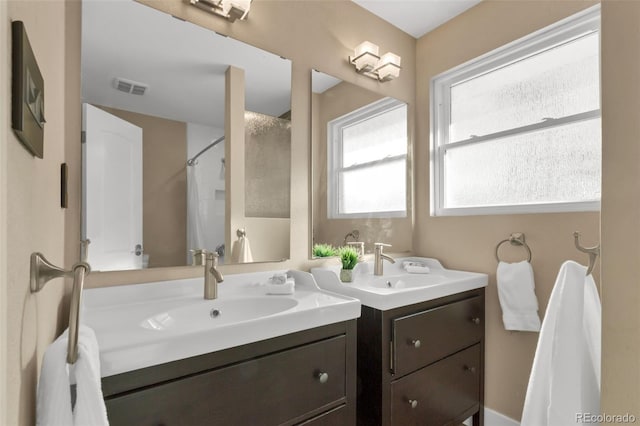 bathroom featuring a shower with shower curtain and vanity