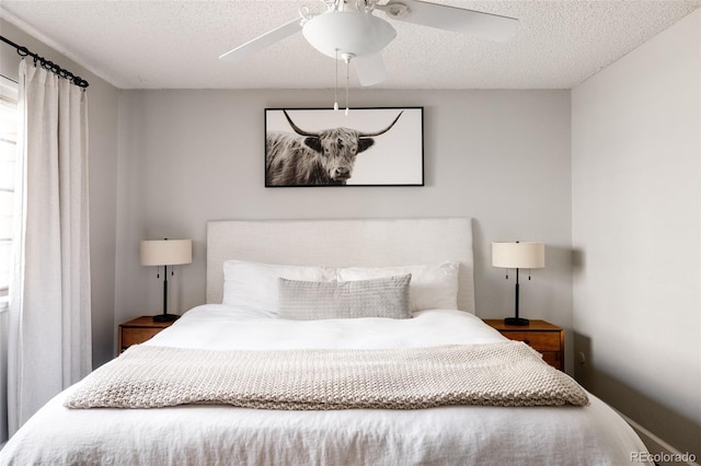 bedroom featuring ceiling fan and a textured ceiling