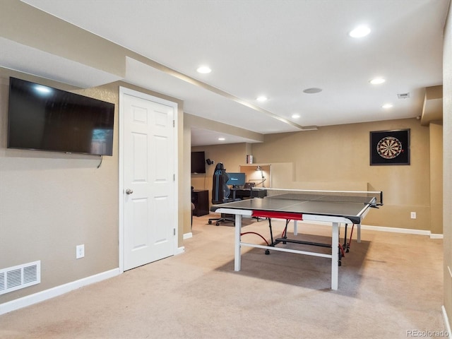 recreation room featuring visible vents, recessed lighting, baseboards, and light carpet