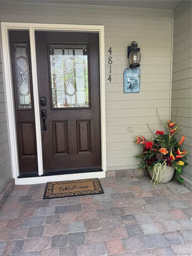 property entrance featuring a porch