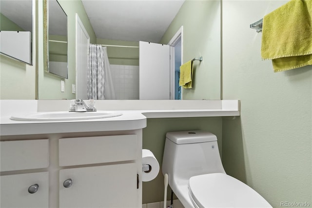 bathroom featuring a shower with shower curtain, vanity, and toilet