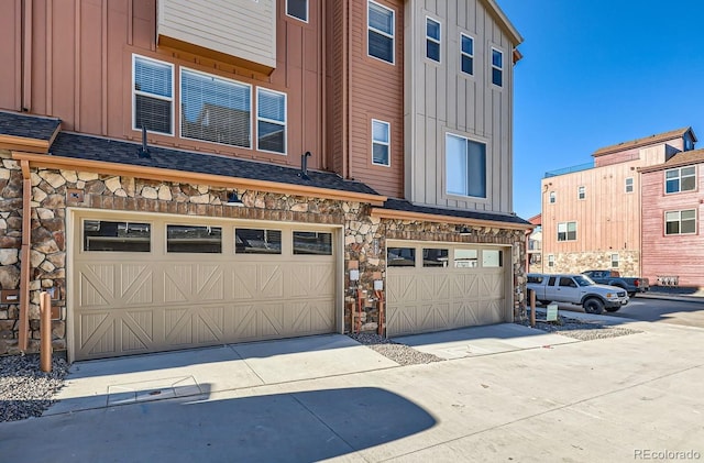 view of front facade featuring a garage