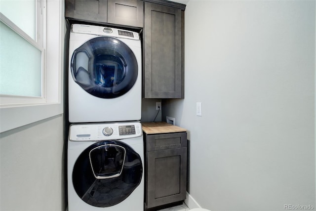 5332 W Roxbury Pl, Littleton, CO 80128 - laundry area with stacked washer / drying machine, cabinet space, and baseboards