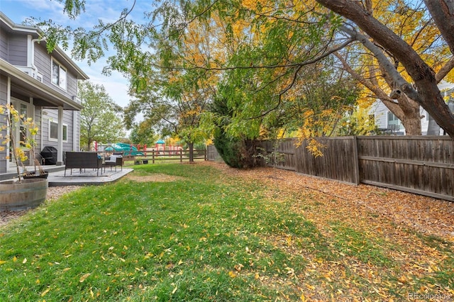 view of yard featuring a patio