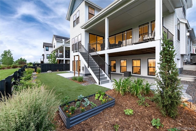 back of house featuring a lawn