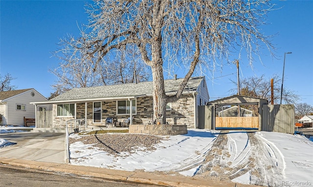 single story home with a porch