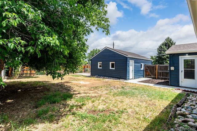 1000 Worchester St, Aurora, CO 80011 - fenced backyard featuring an outbuilding