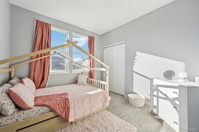 bedroom featuring carpet floors and a closet