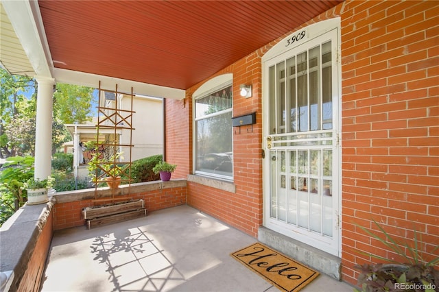 property entrance featuring a porch