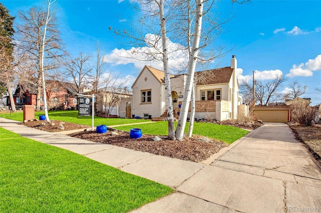 view of front facade with a garage, stucco siding, and a front yard