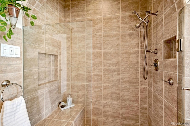 bathroom featuring a tile shower