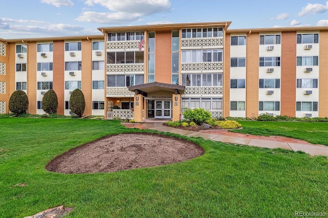 view of apartment building / complex