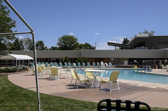 795 S Alton Way Unit 5D, Denver, CO 80247 - community pool featuring a patio