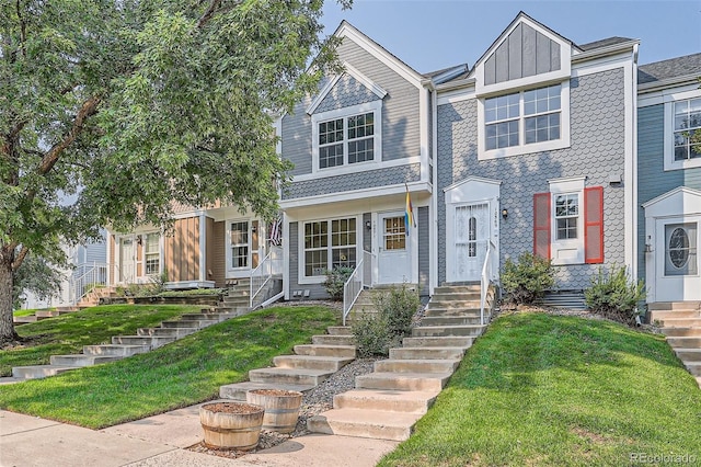 view of front of house featuring a front lawn