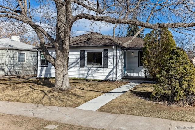 single story home featuring a shingled roof