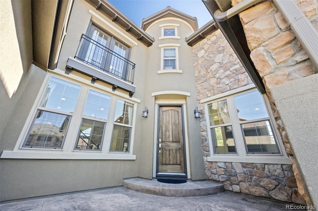 entrance to property featuring a balcony