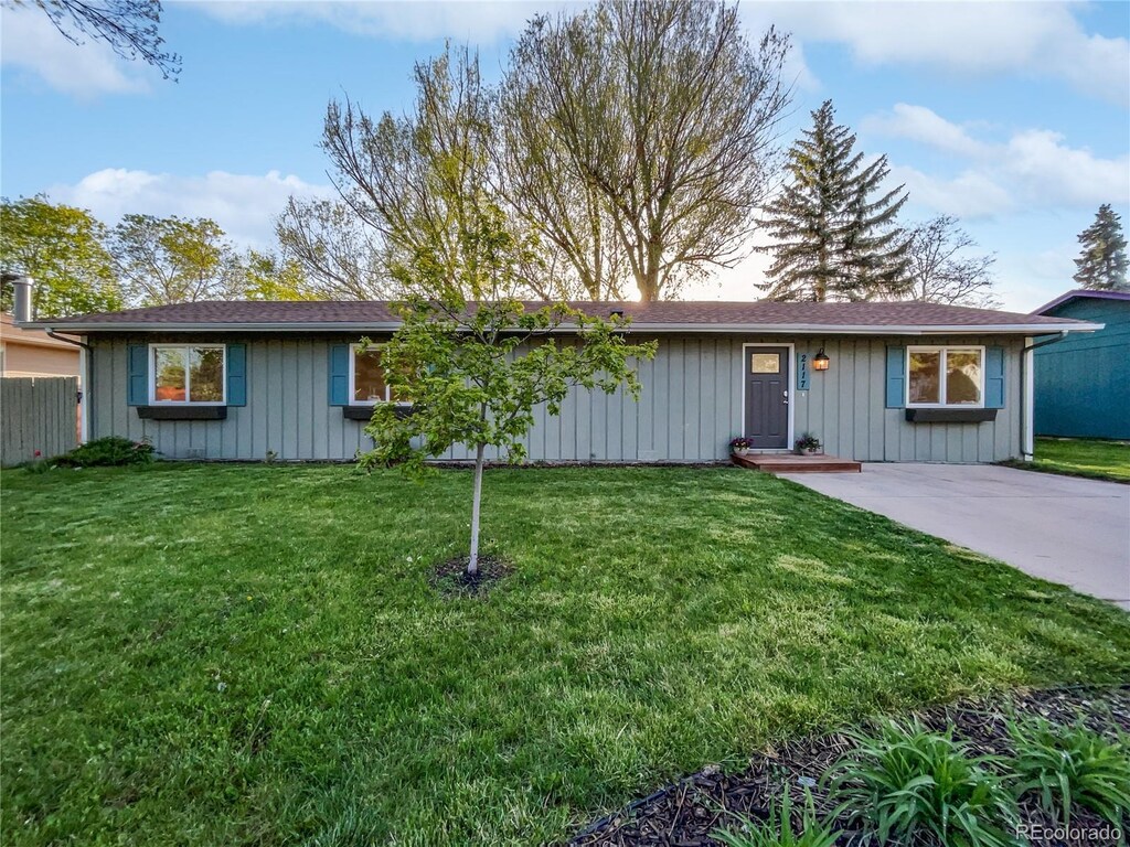 ranch-style home with a front lawn