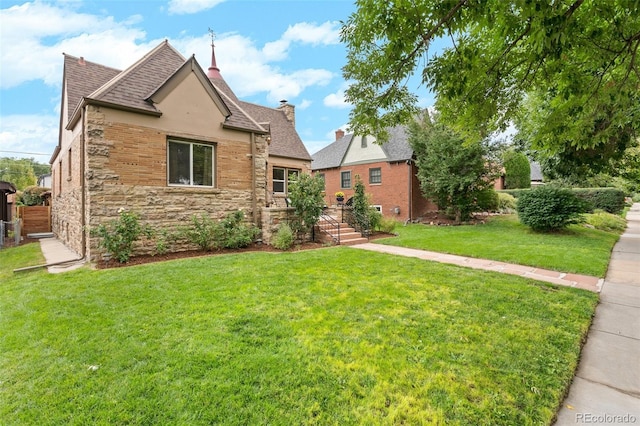 view of front of house featuring a front lawn