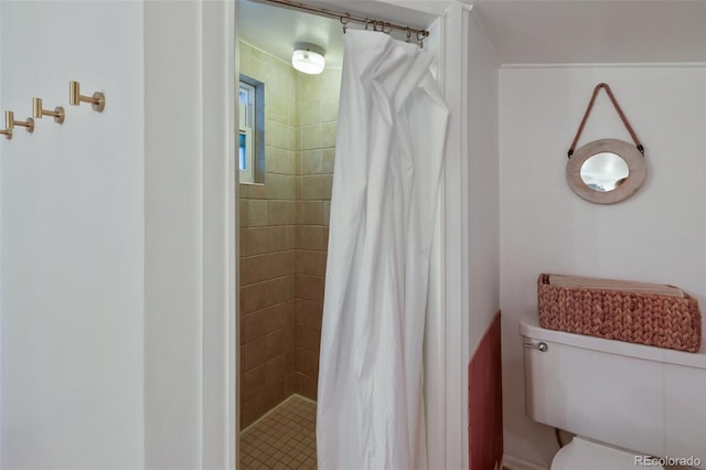 426 Corona Ave, Palmer Lake, CO 80133 - bathroom featuring a tile shower and toilet