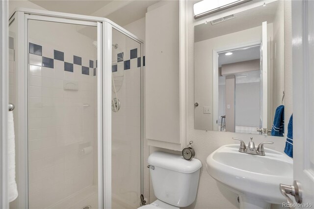 9884 Sydney Ln, Highlands Ranch, CO 80130 - full bathroom featuring a stall shower, toilet, and a sink