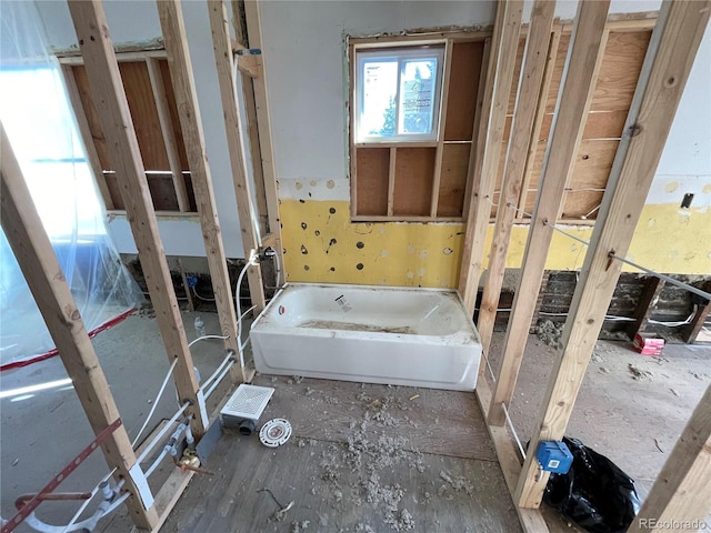 bathroom featuring a bathing tub