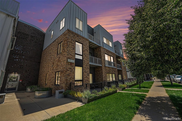 2530 Lawrence St Unit Ra301, Denver, CO 80205 - view of property at dusk